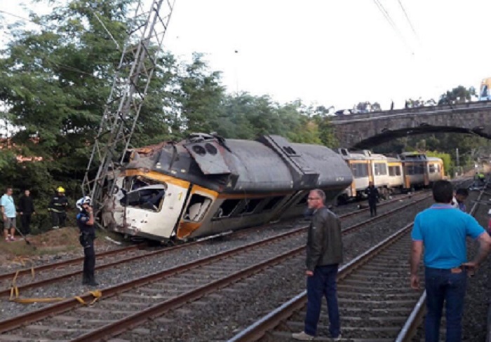 Four dead after passenger train derails in Spain 